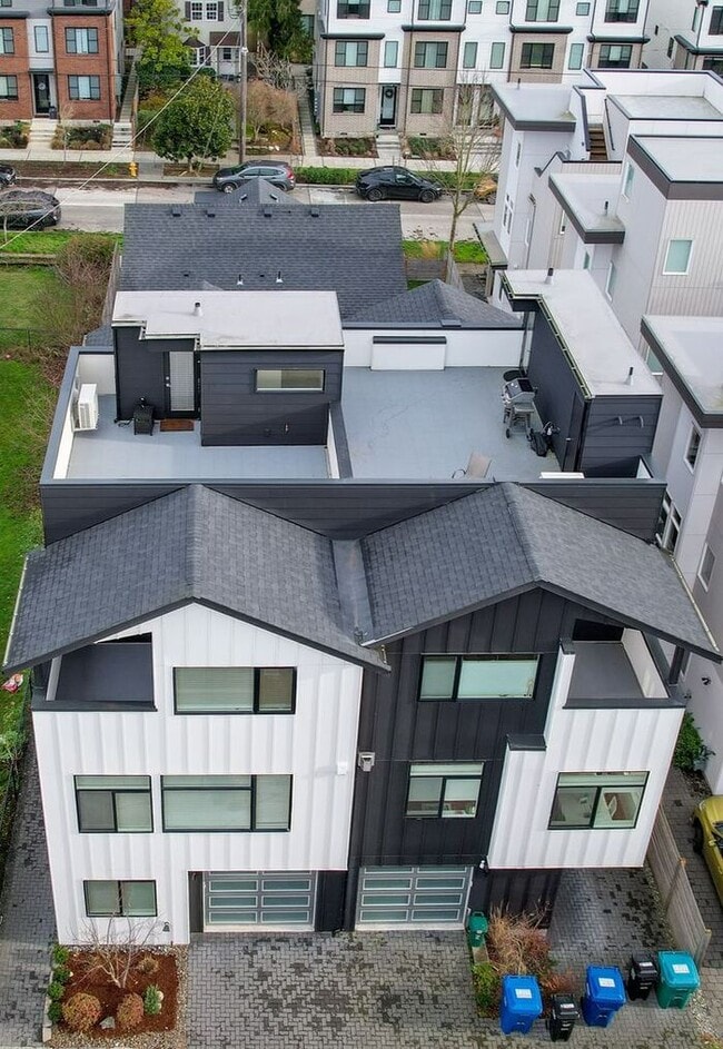 Building Photo - Stunning Modern Air-Conditioned Townhome in Coveted Whittier Heights
