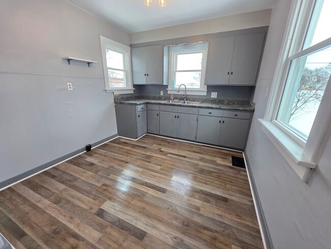 Building Photo - 129 W Perry St