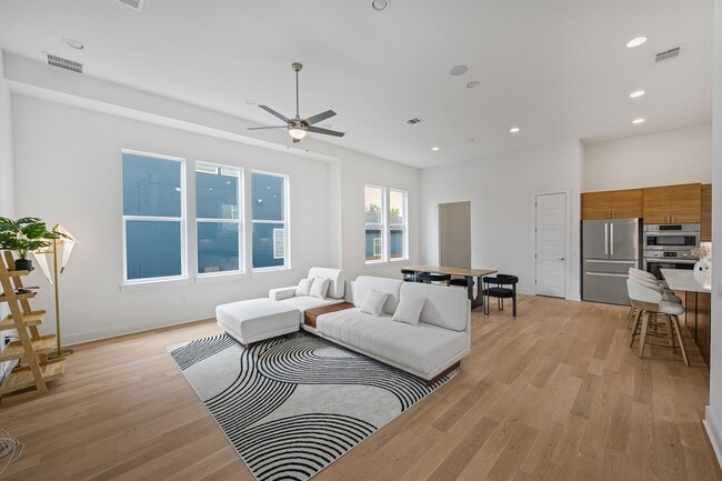 Building Photo - Beautiful Furnished Rental