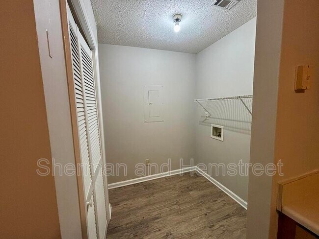 Building Photo - 406 Commons Dr