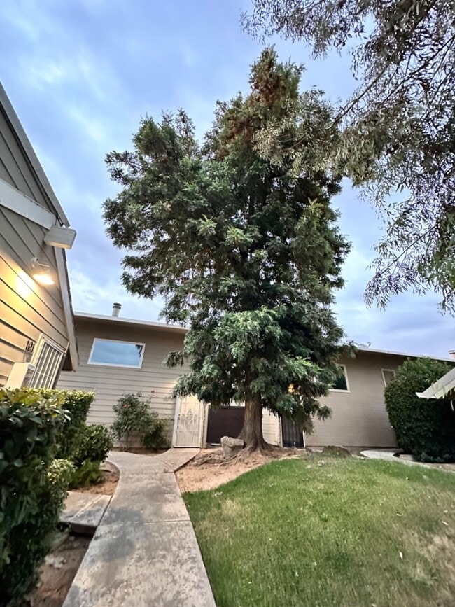 Primary Photo - 290 E El Paso Ave