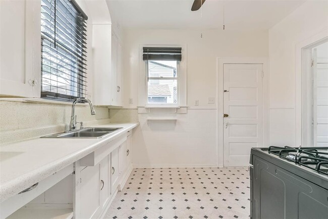 Building Photo - 4307 Ave Q 1/2