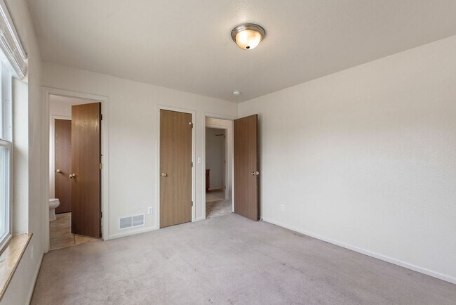 Building Photo - 430-432 Sundance Cir N