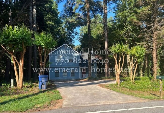 Primary Photo - Spacious 3 bedroom Home with Versatile Liv...