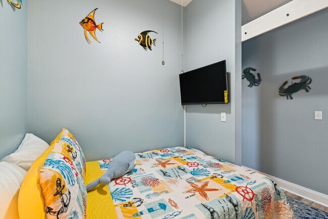 Building Photo - 9815 S Thomas Dr