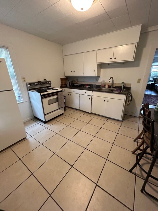 Building Photo - 3 Bedroom House Near Campus