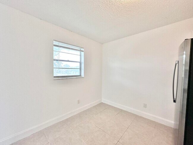 Building Photo - 906 Foresteria Dr
