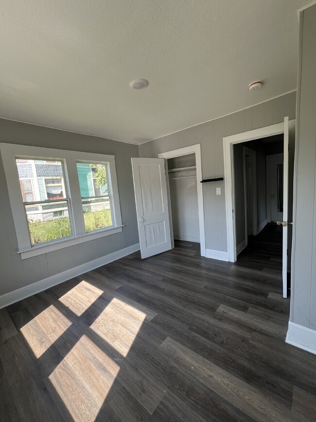 Building Photo - Newly Renovated 2 bedroom / 1 bathroom hou...