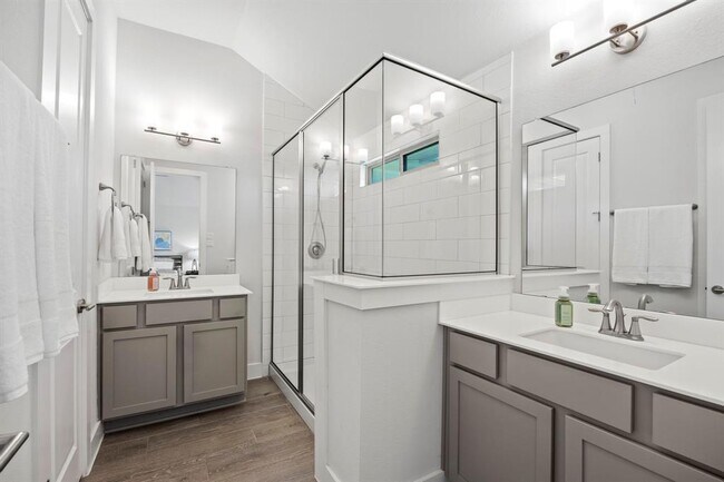 Building Photo - 532 Elm Green St