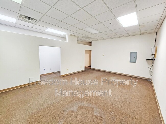 Building Photo - 1231 E Basin Ave