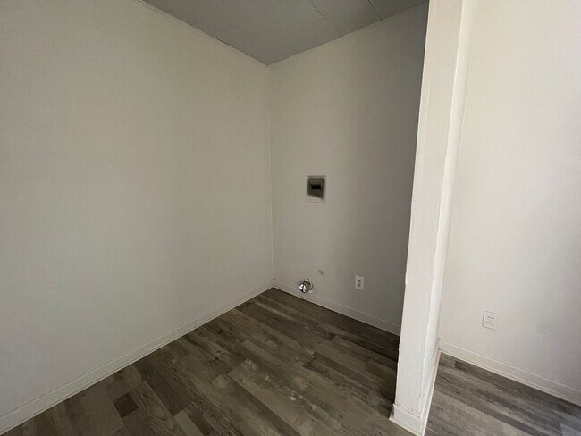 Building Photo - 2 Bed 1 Bath House with Garage