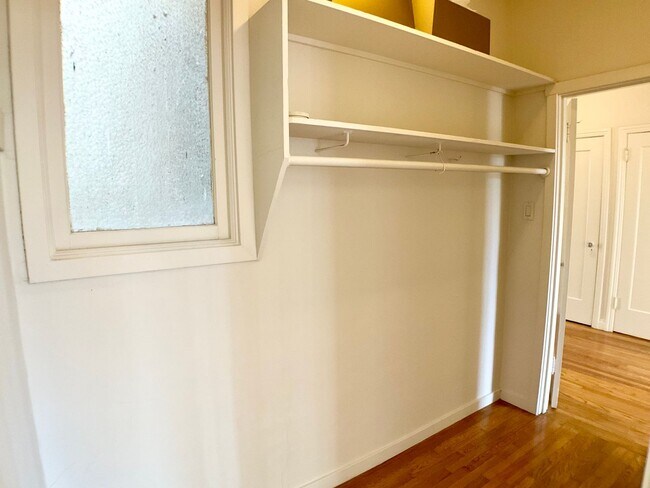 Building Photo - 1BR/1BA. Bay Windows, Laundry On-Site. GAR...