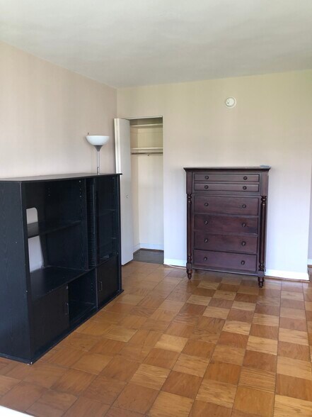 Building Photo - 922 24th St NW