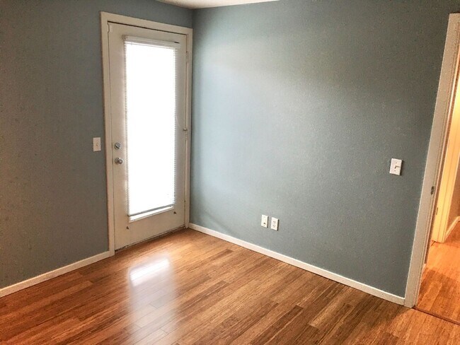 Building Photo - Gorgeous Queen Anne View Condo
