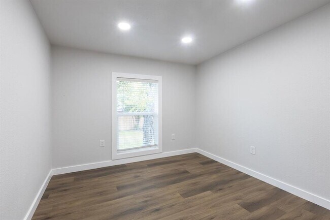 Building Photo - 1445 Hillview Ave