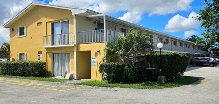 Building Photo - 1501 Crescent Cir