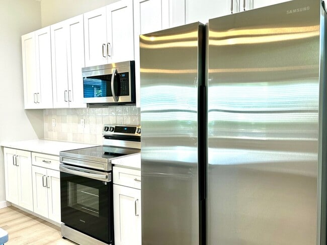 Building Photo - Gorgeous New Home! Close to Historic District and Beach