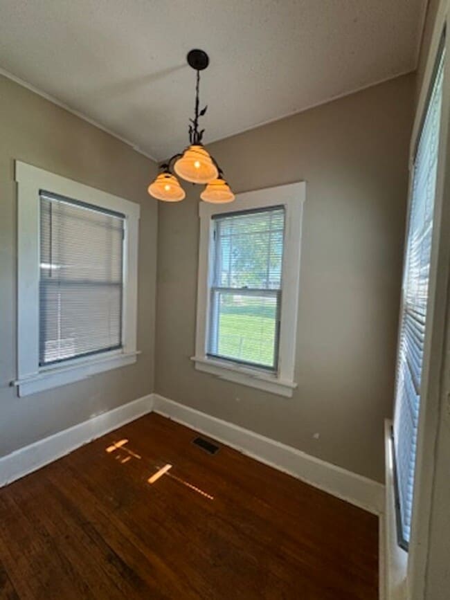 Building Photo - Charming 2 Bedroom Home Available - Unfini...