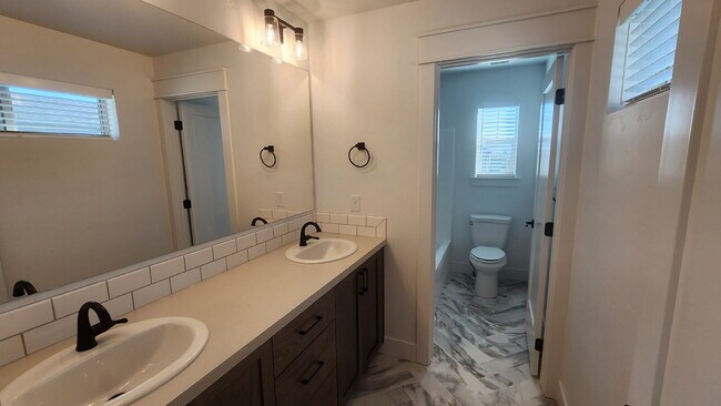 Building Photo - Functionality and convenience! Minutes from one of Meridian's most fantastic parks, with pools, p...