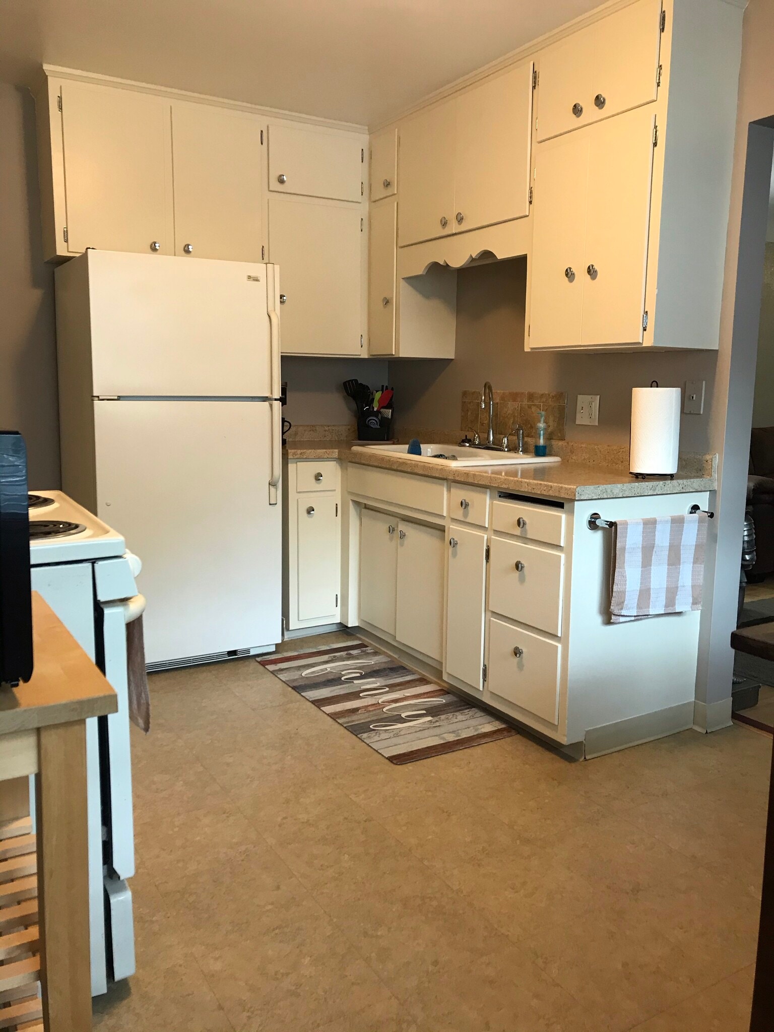 freshly painted kitchen - 1590 Case Ave E