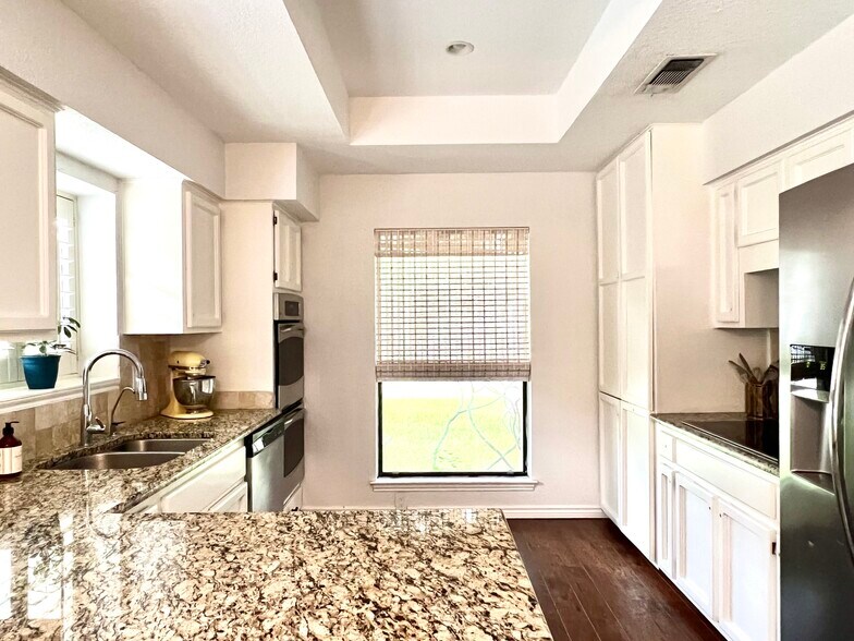 Building Photo - 13403 La Vista Dr