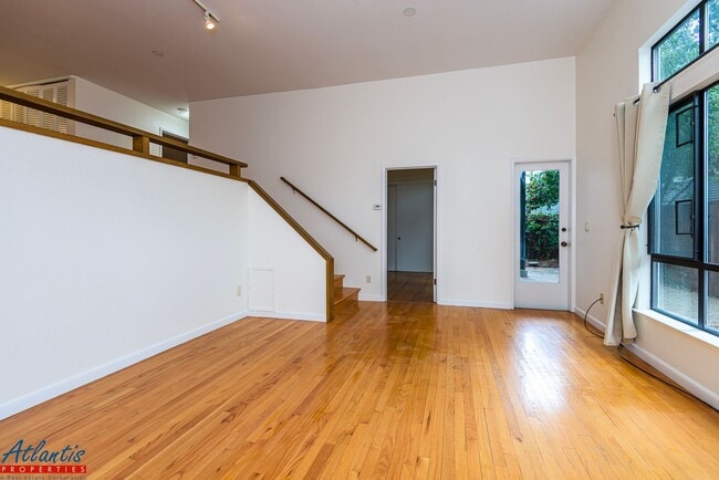 Building Photo - Remodeled Condo | Downtown Palo Alto | Near Stanford