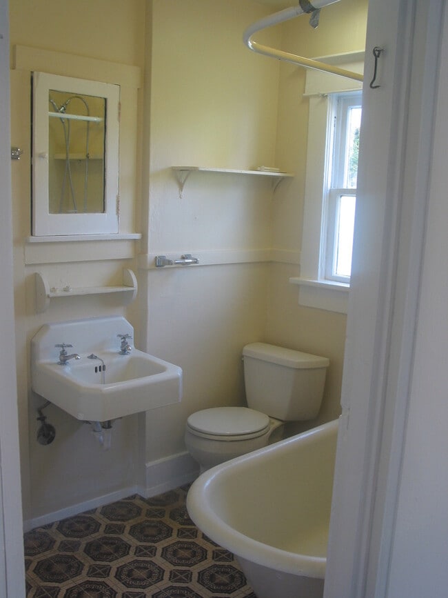 Building Photo - 528 N 76th St