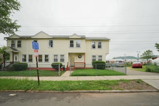 Building Photo - 377 Peck St