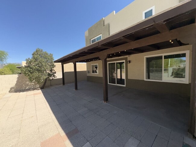 Building Photo - Beautiful eastside location