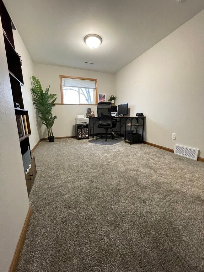 Building Photo - 3018 Maple Valley Dr