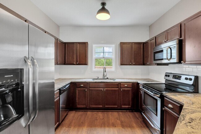 Building Photo - MOVE IN SPECIAL: 1st Months Rent free if l...