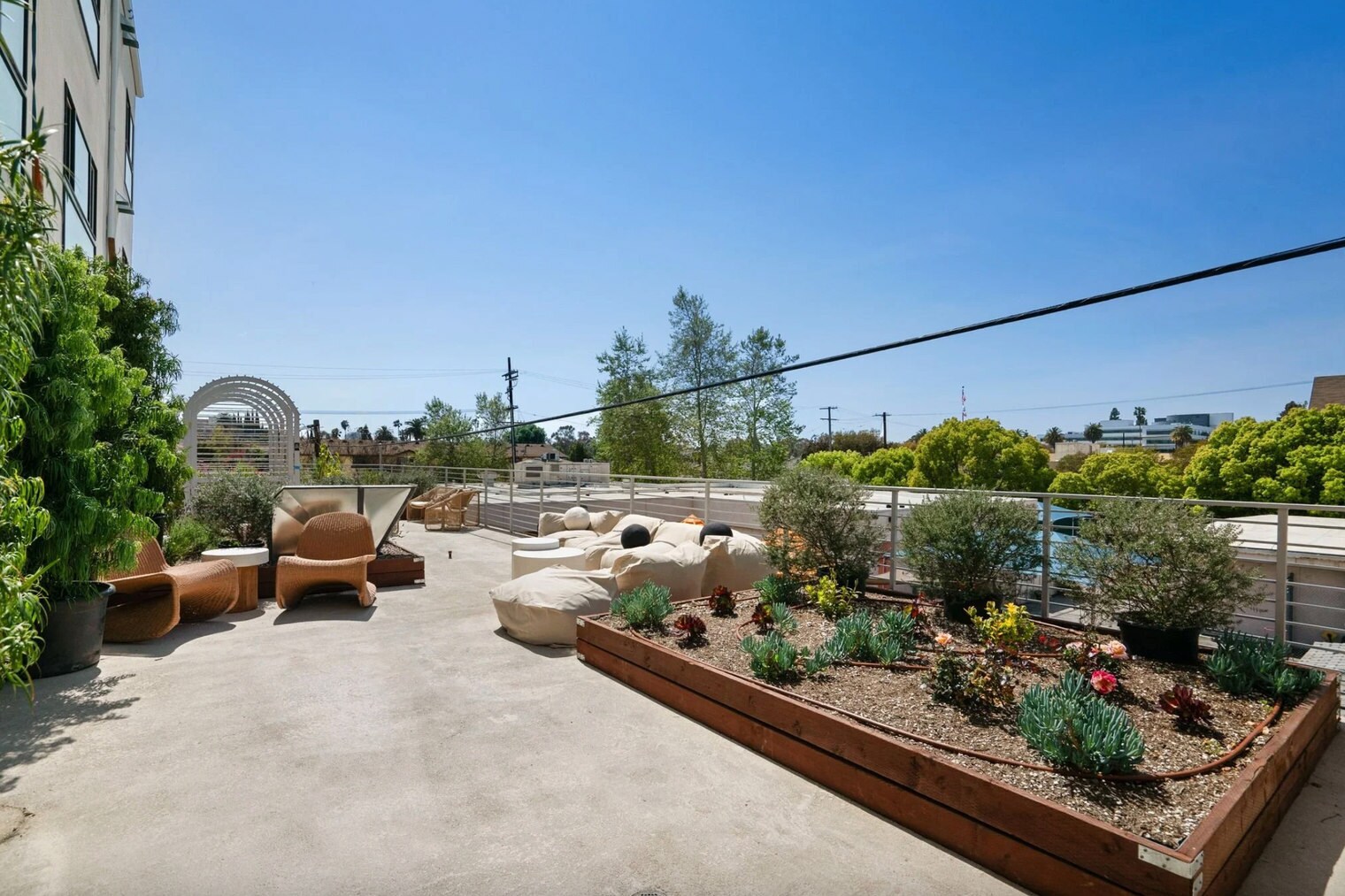 Building Photo - 611 N Virgil Ave