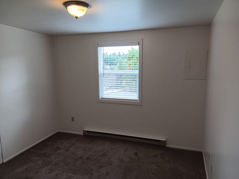 Building Photo - 627 NE Opal St