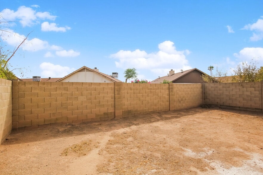 Building Photo - 11942 N 73rd Ave