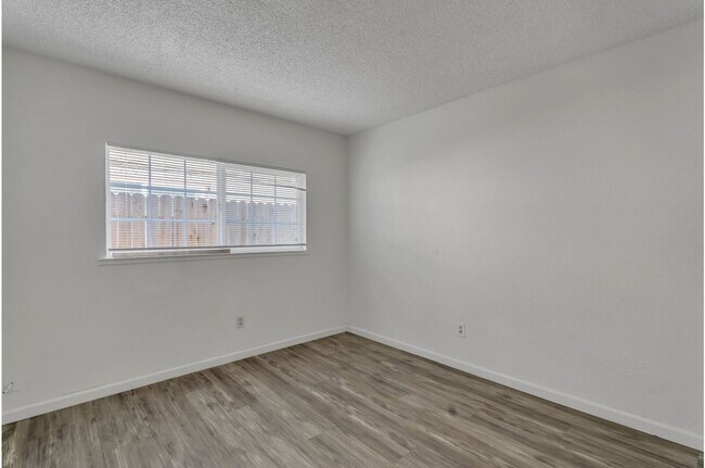 Building Photo - 3944-3944 Renick Way