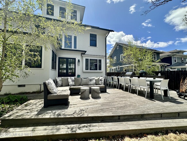 Building Photo - 703 7th Ave