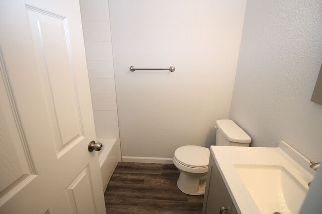 Building Photo - Brand new 3bdr 3bath duplex walking distan...