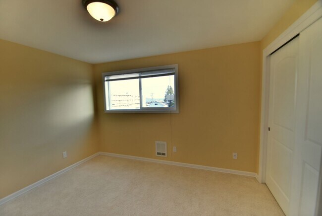 Building Photo - 2Bd/1.5Ba Edmonds Condo