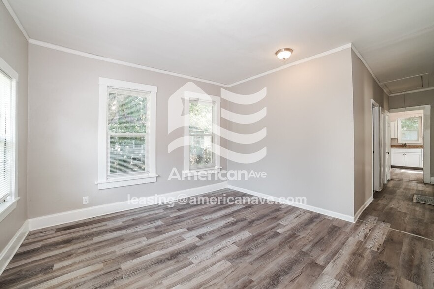 Building Photo - 419 E Maywood Ave