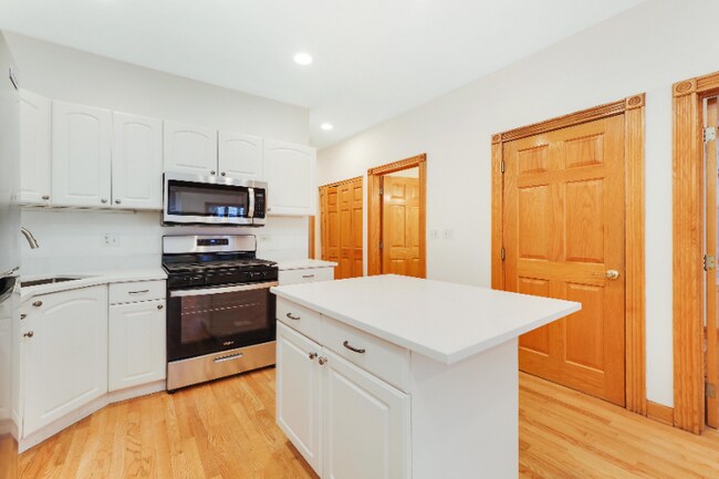 Building Photo - 2425 N Greenview Ave