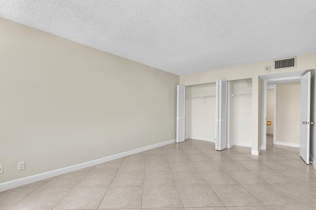 Building Photo - 1150 Hillsboro Mile