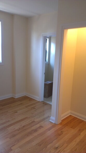 Building Photo - 1758 W Montrose Ave