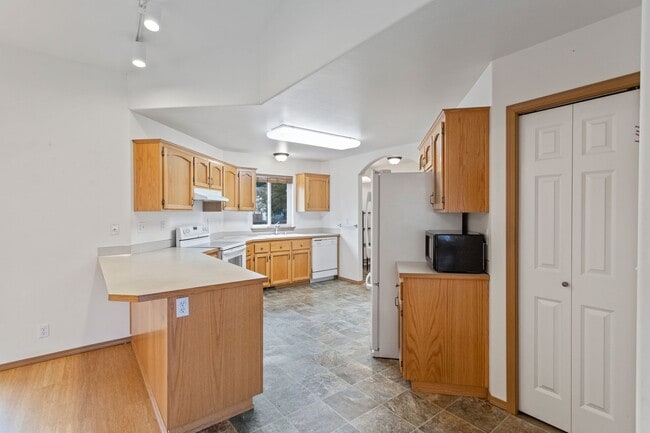 Building Photo - 3 Bed 2 Bath - Pet Friendly - Fenced Backyard - NAS  Whidbey