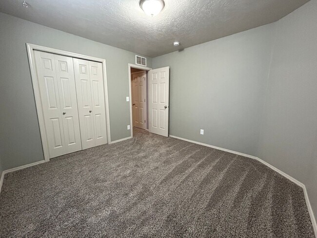 Building Photo - Modern Layout, Private Backyard, Prime Location |3 bed 2.5 bath Home in Nampa