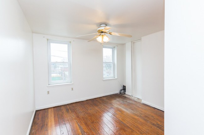 Building Photo - 2582 Collins St