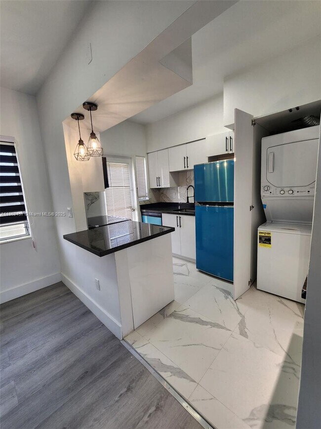 Building Photo - 2101 Normandy Dr