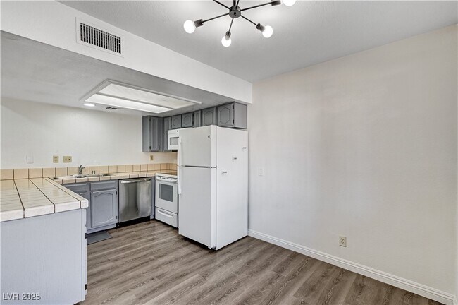 Building Photo - 4150 Sanderling Cir