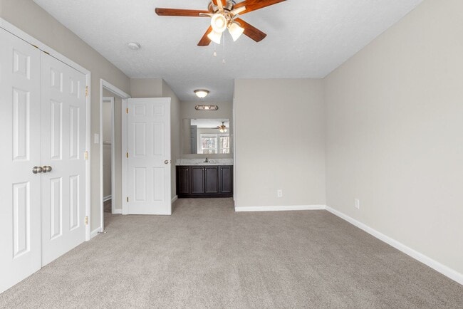 Building Photo - Freshly Remodeled 3rd Floor Apartment