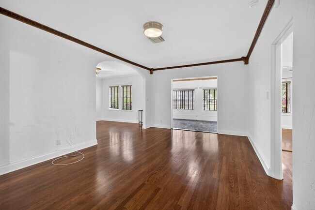 Building Photo - Historic West Palm Beach single-family home, with guest cottage!