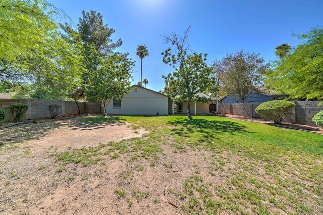 Building Photo - 5945 S Palm Dr
